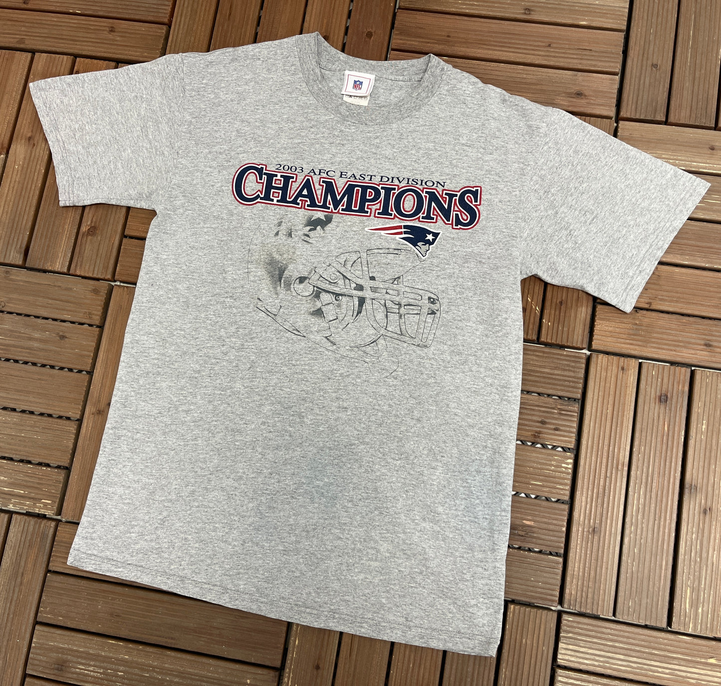 New England Patriots Division Champions 2003 Graphic Tee | Size Medium | Vintage 2000s NFL Football Grey T-Shirt |