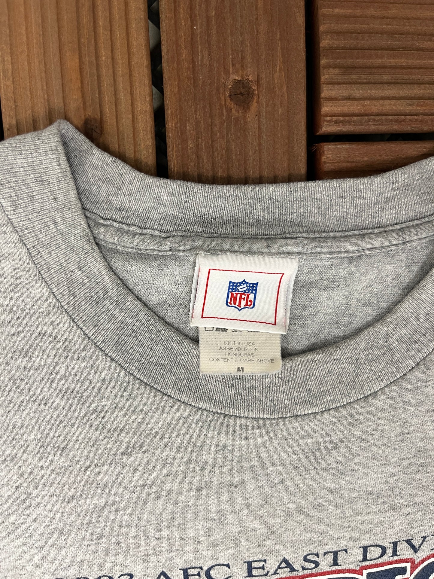 New England Patriots Division Champions 2003 Graphic Tee | Size Medium | Vintage 2000s NFL Football Grey T-Shirt |