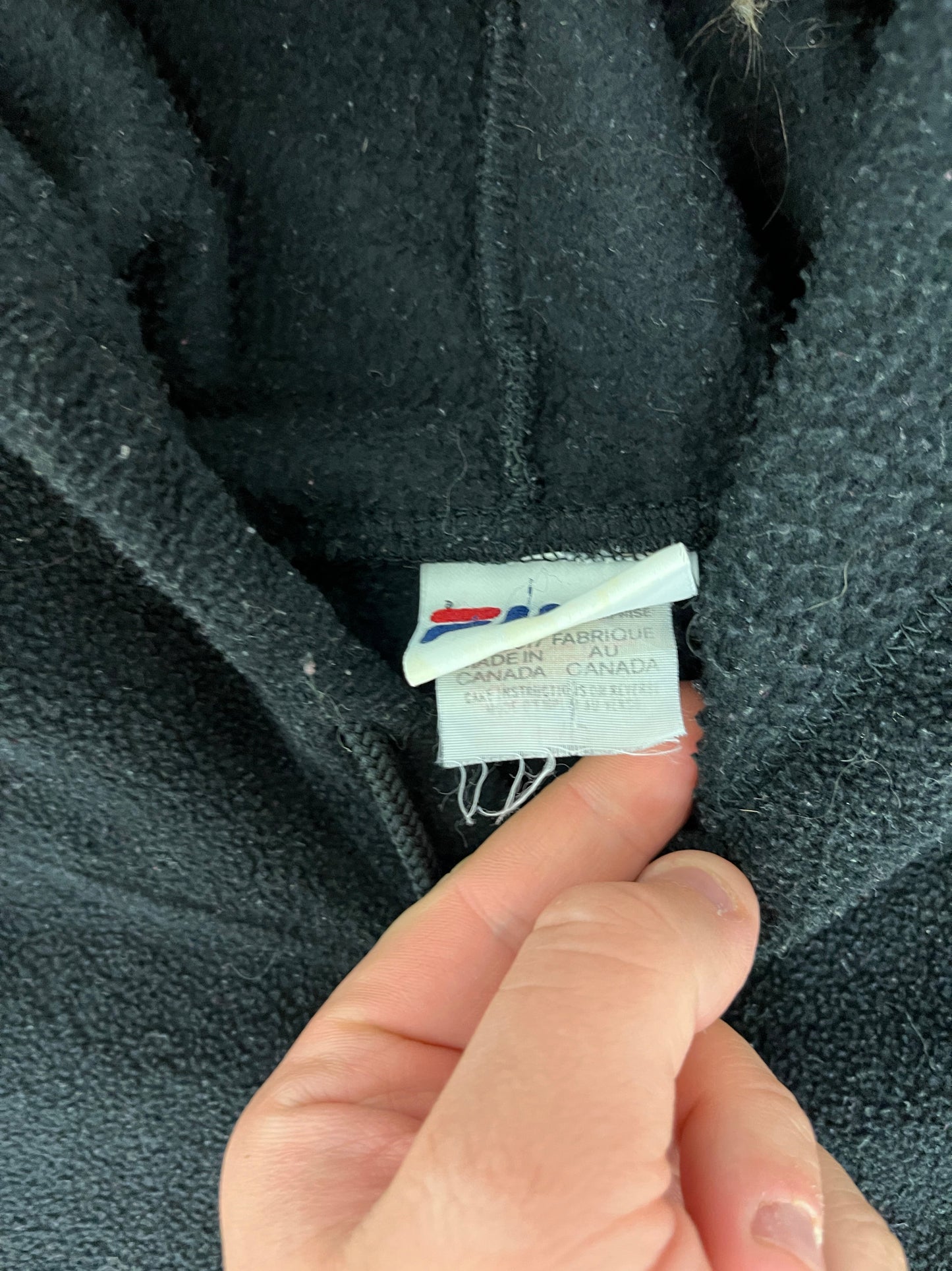 FILA Stitched Graphic Fleece Sweater | Size Large | Vintage 2000s Branded Black Sweater |