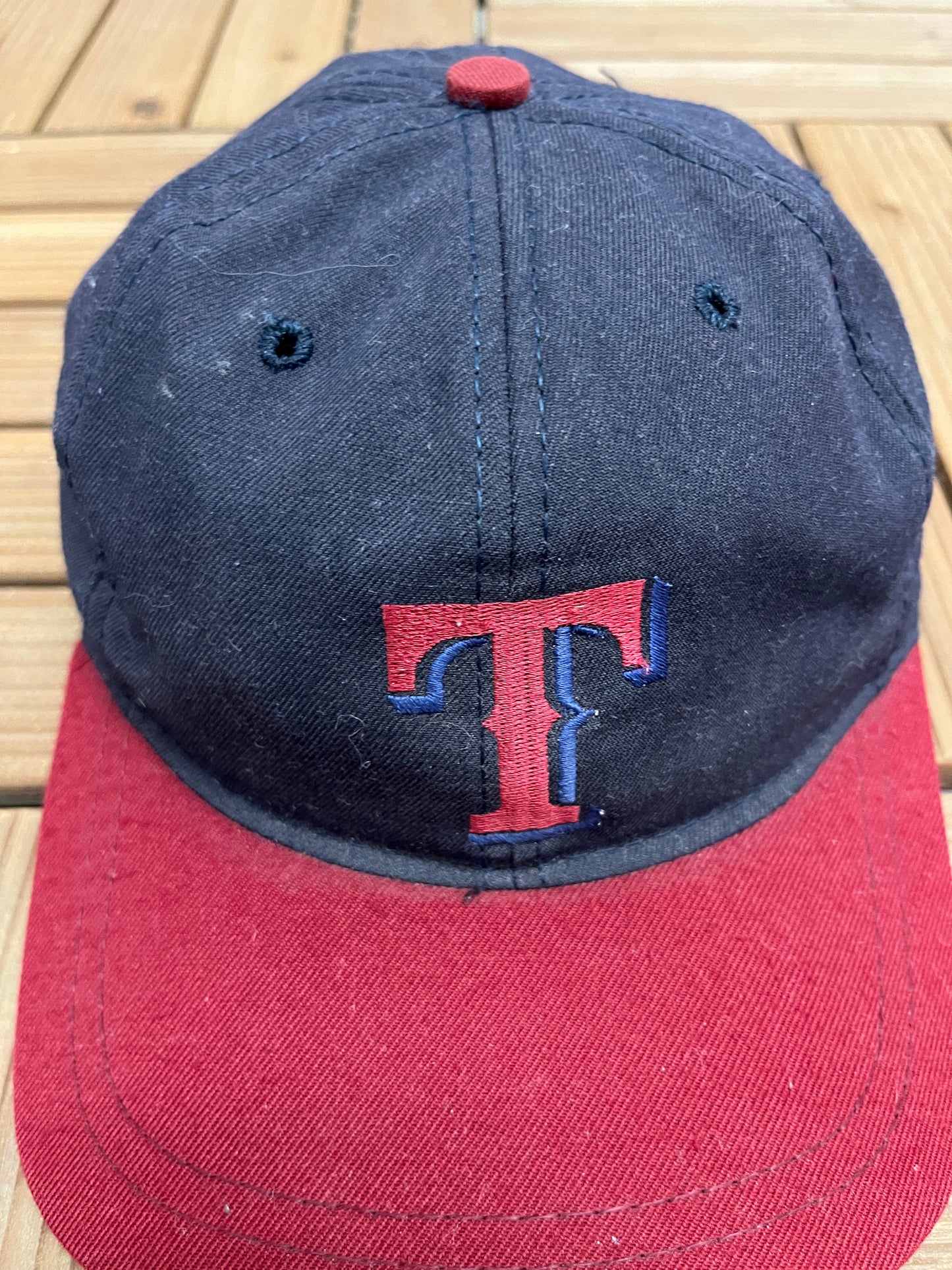 Texas Rangers Embroidered Graphic Hat | Metal Clasp | Vintage 1990s MLB Baseball Blue Cap |