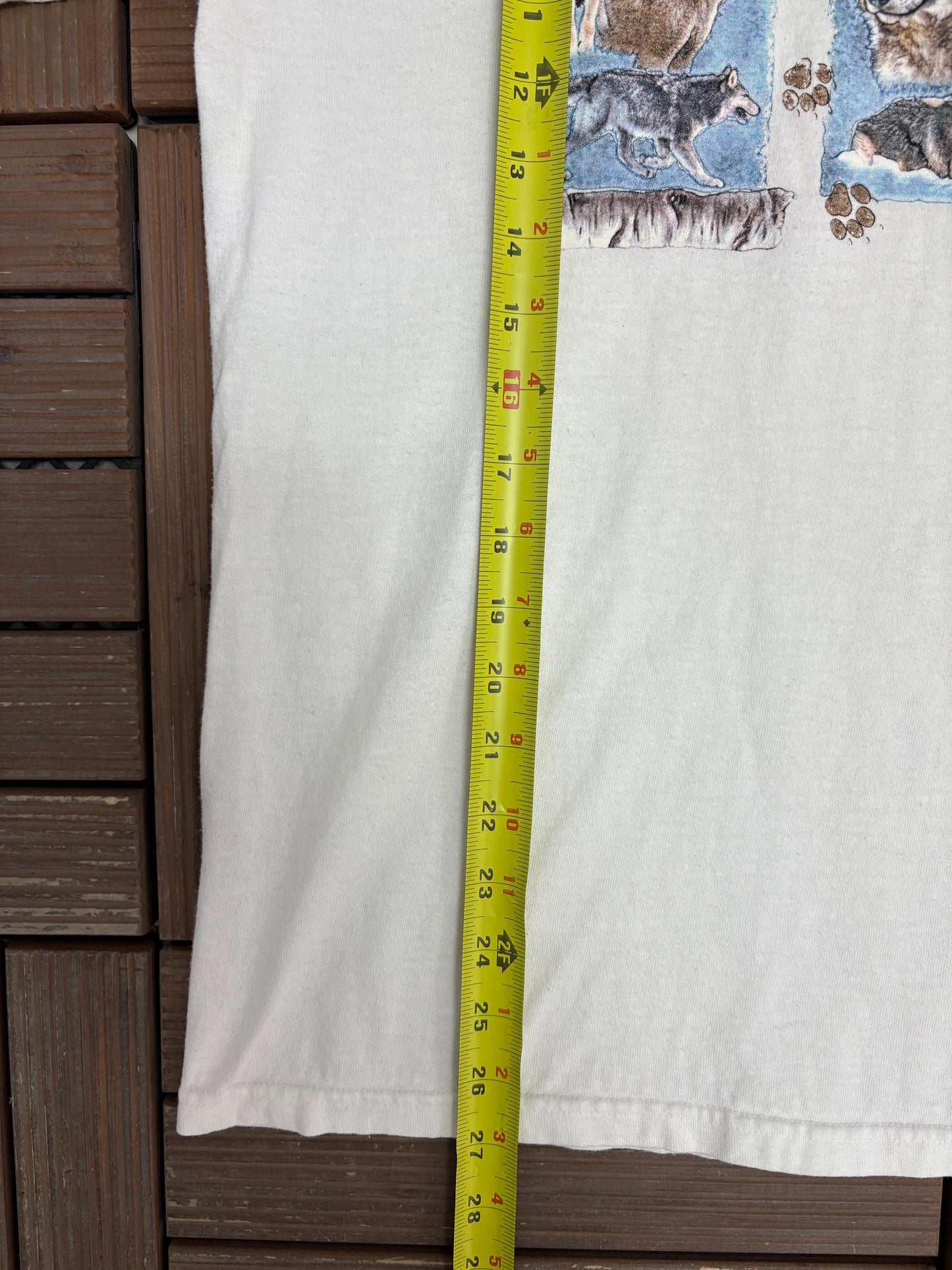 Wolves Scenic Graphic Tee | Size Large | Vintage 2000s Animal White T-Shirt |