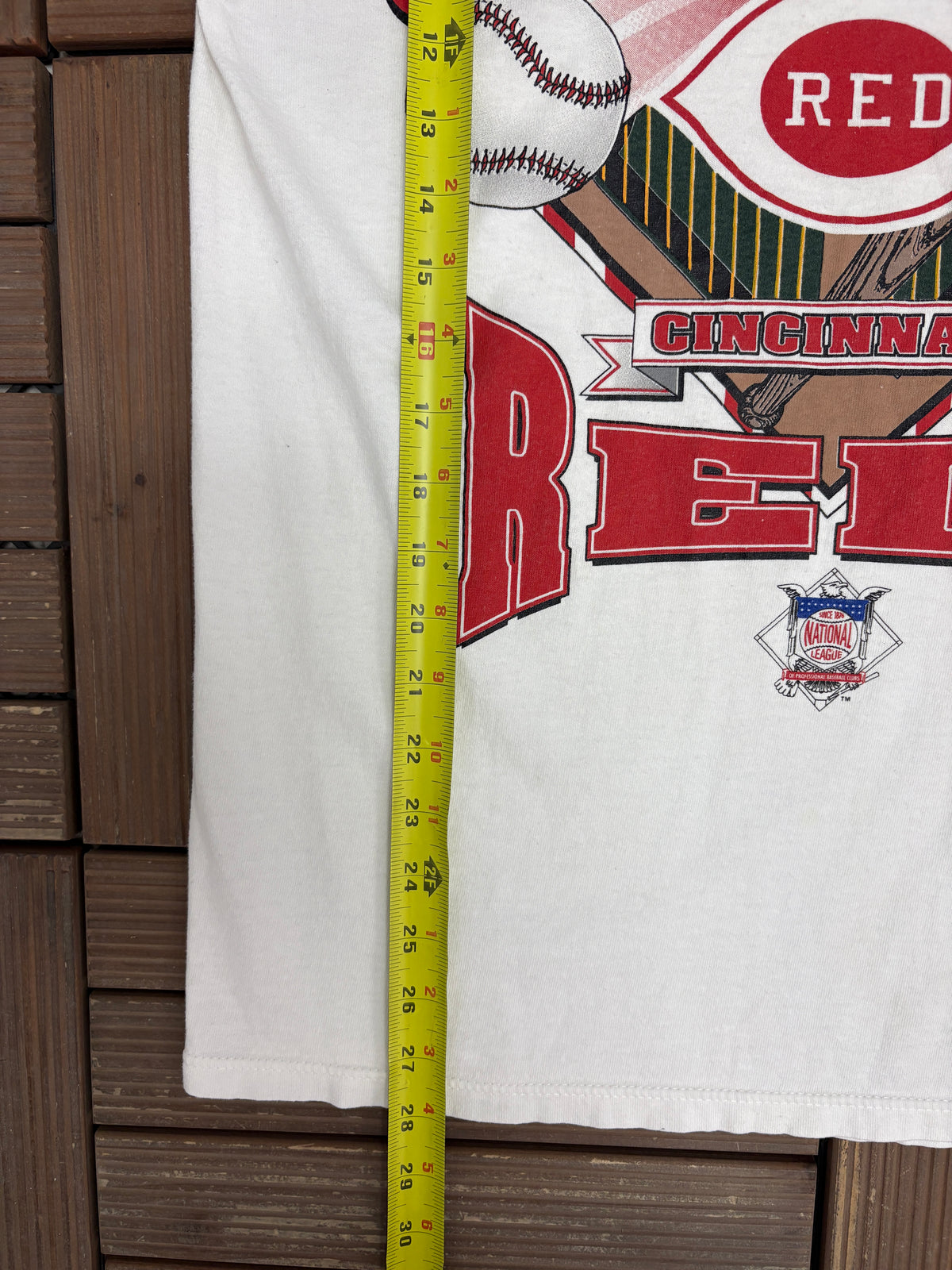 Cincinnati Reds Central Division Champions 1995 Graphic Tee | Size Medium | Vintage 1990s MLB Baseball White T-Shirt |