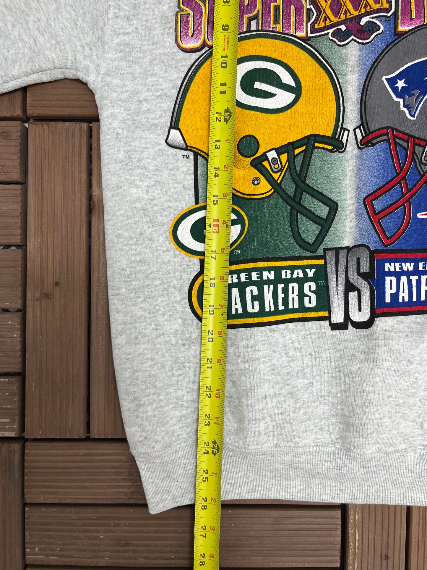 Green Bay Packers vs. New England Patriots Super Bowl Graphic Crewneck | Size Medium | Vintage 1990s NFL Football Grey Sweater |