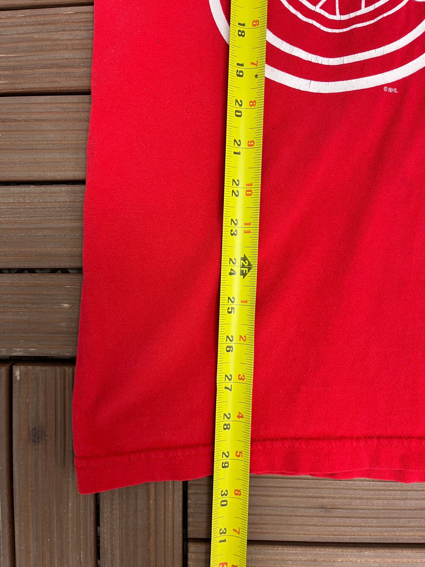 Detroit Red Wings Steve Yzerman Graphic Tee | Size Large | Vintage 1990s NHL Hockey Jersey Style Red T-Shirt |