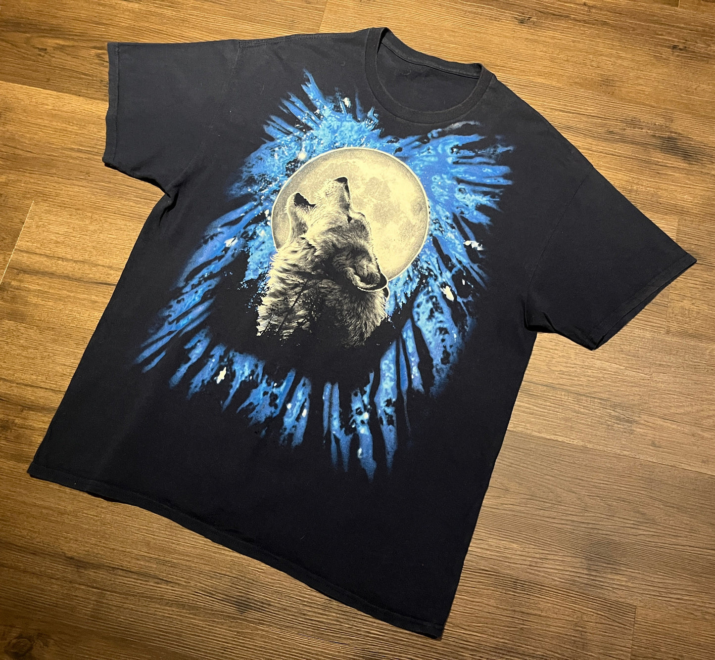 Wolves Howling At The Moon Scenic Graphic Tee | Size XL | Vintage 2000s Wolf Animal Blue & Black T-Shirt | Free Shipping to USA |