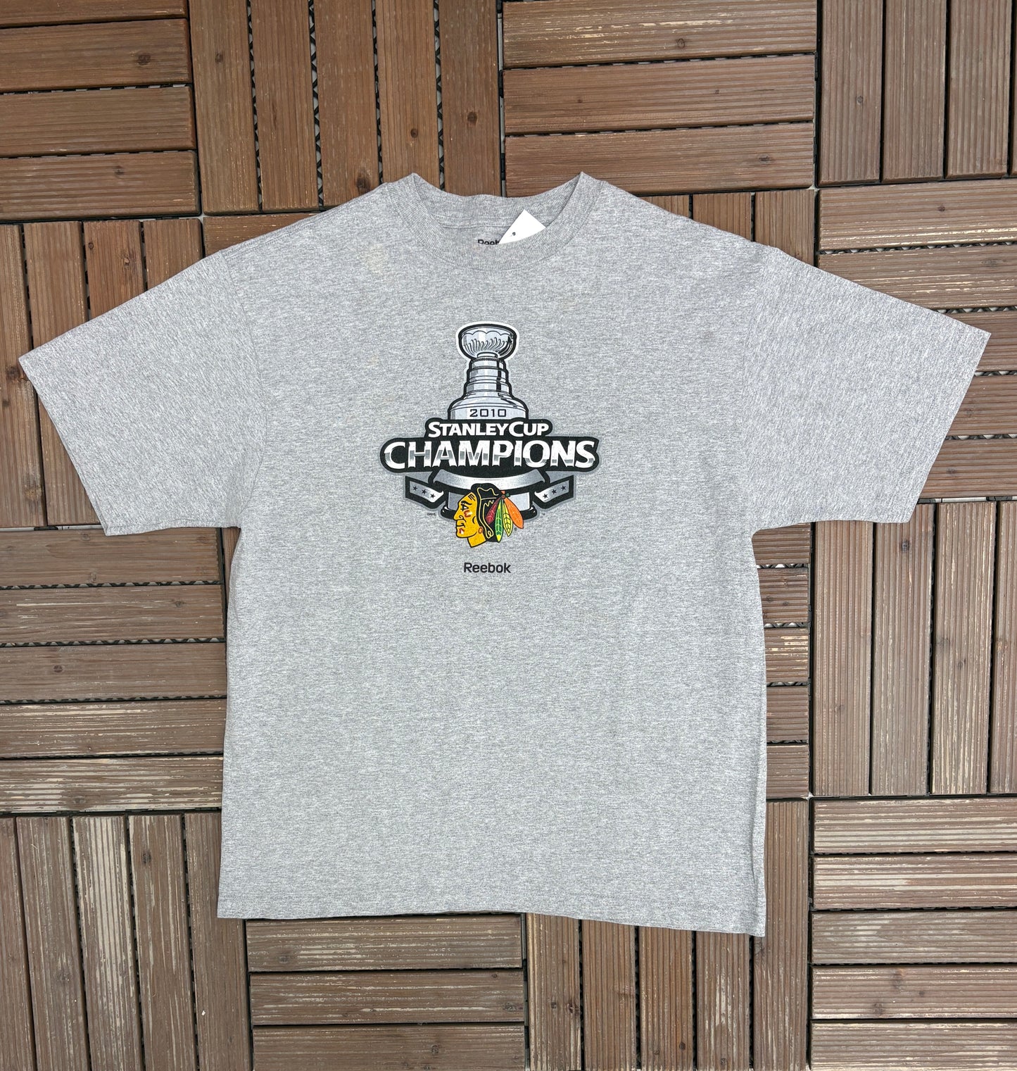 Chicago Blackhawks Stanley Cup Champions 2010 Graphic Tee | Size Large | Vintage 2000s NHL Hockey Grey T-Shirt |