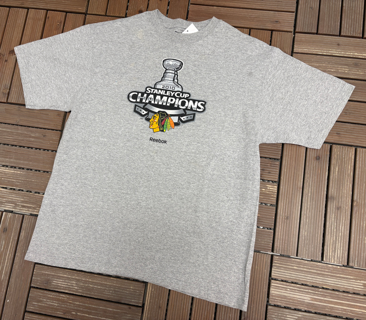 Chicago Blackhawks Stanley Cup Champions 2010 Graphic Tee | Size Large | Vintage 2000s NHL Hockey Grey T-Shirt |