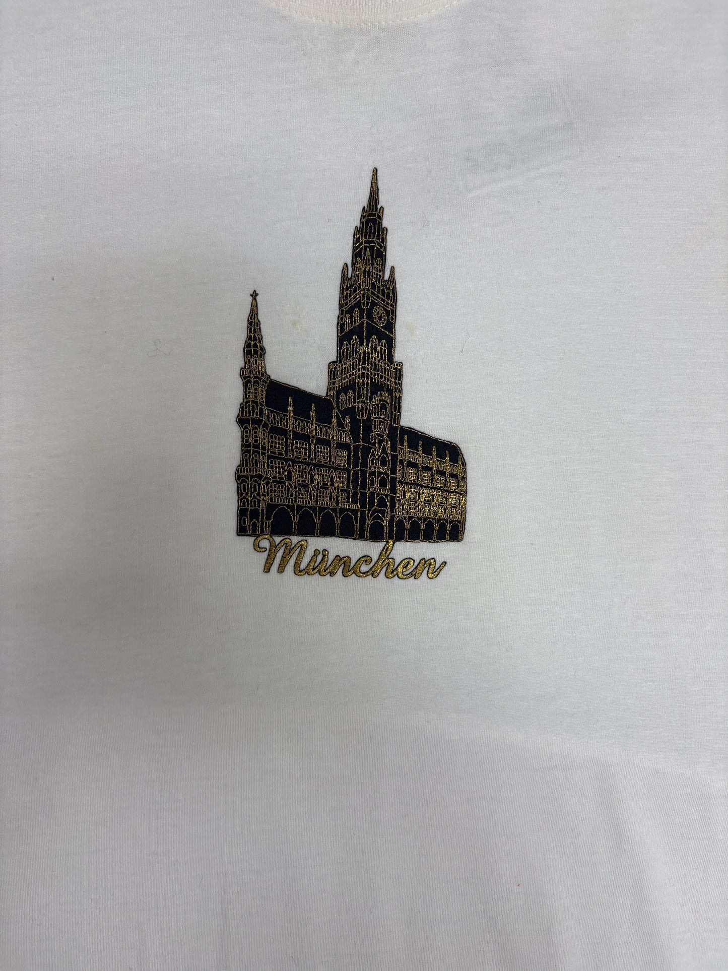 Munchen Neues Rathaus Graphic Tee | Size X-Large | Vintage 2000s Promotional Tourist White T-Shirt |