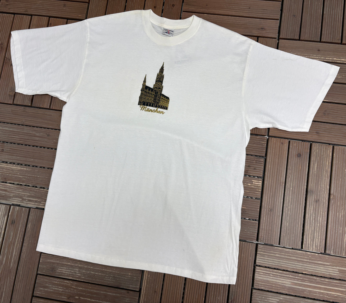 Munchen Neues Rathaus Graphic Tee | Size X-Large | Vintage 2000s Promotional Tourist White T-Shirt |