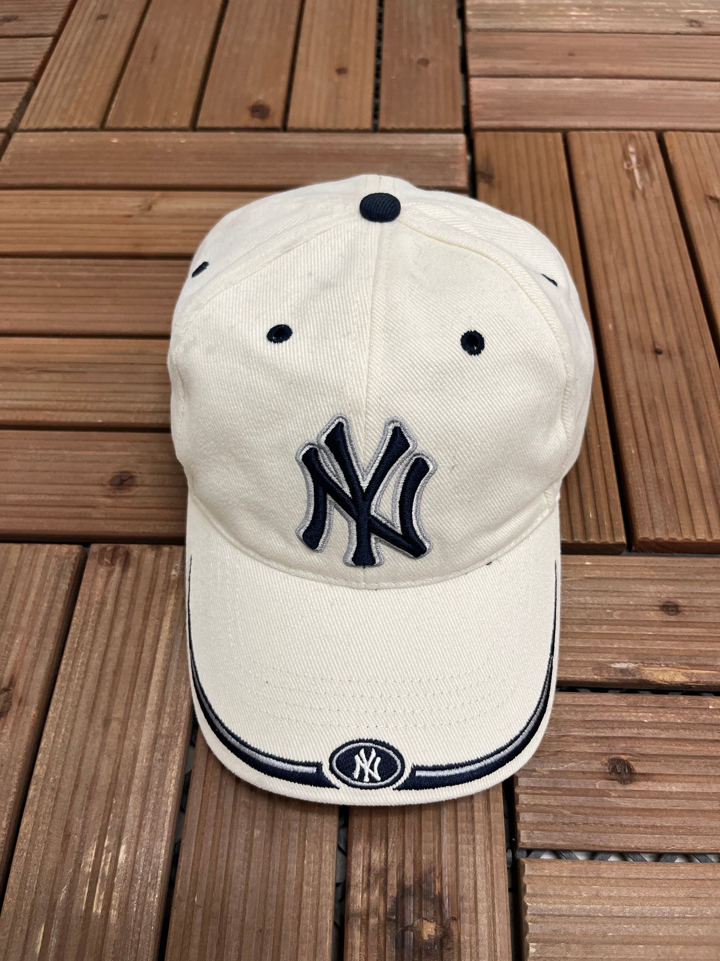 New York Yankees Graphic Hat | Strap Back | Vintage 2000s MLB Baseball White Cap |