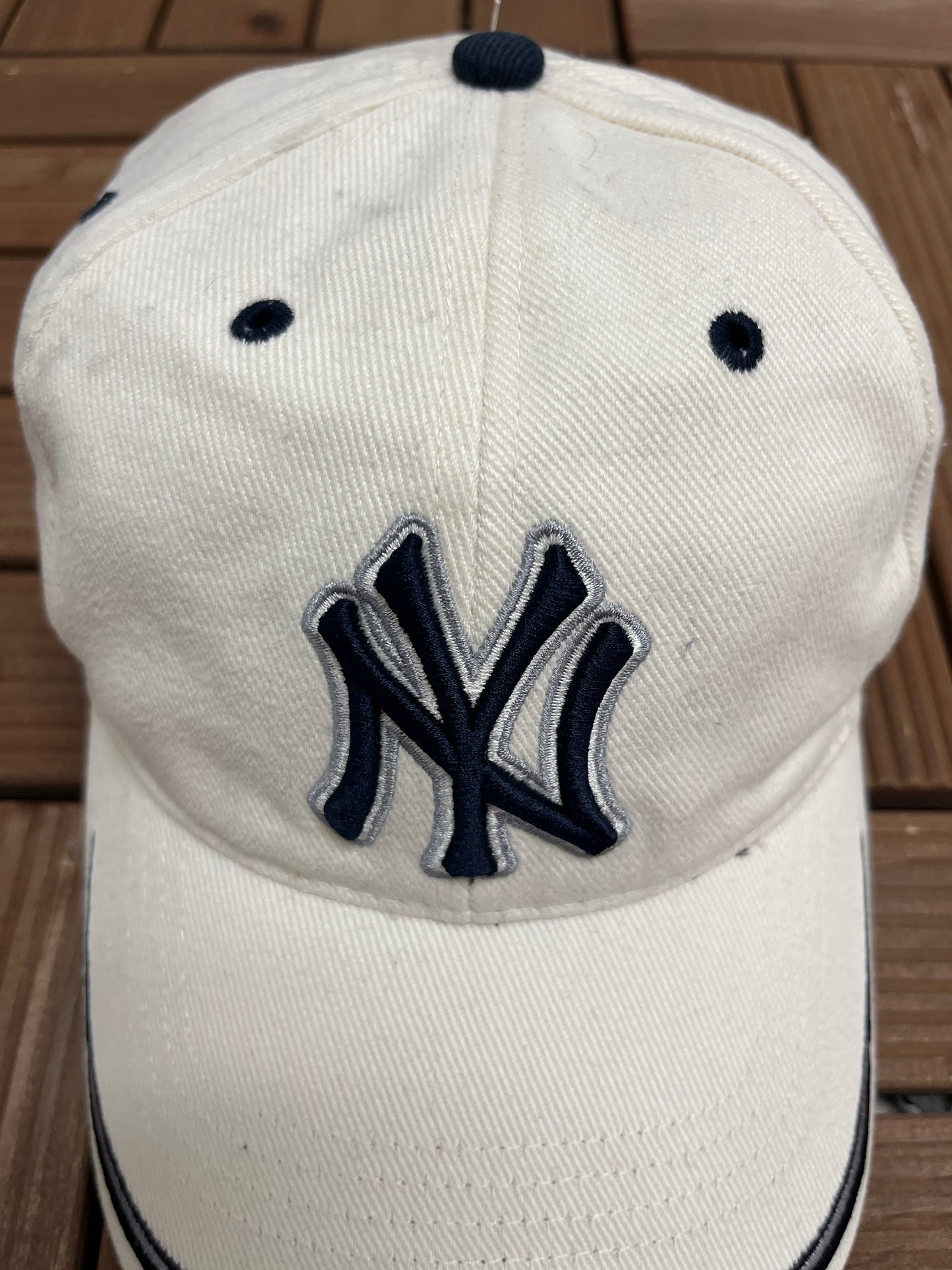 New York Yankees Graphic Hat | Strap Back | Vintage 2000s MLB Baseball White Cap |