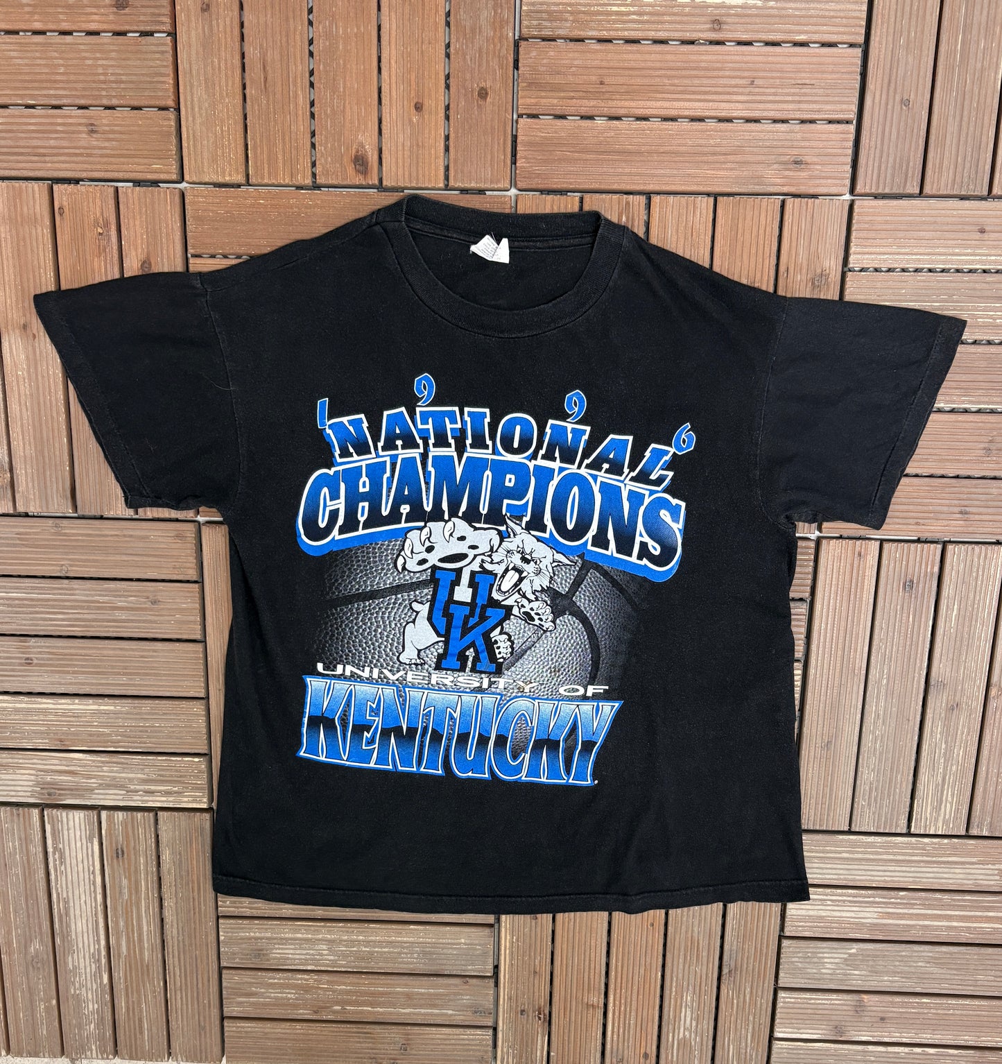 Kentucky Wildcats 1996 National Champions Graphic Tee | Size Large | Vintage 1990s College Basketball Black T-Shirt |