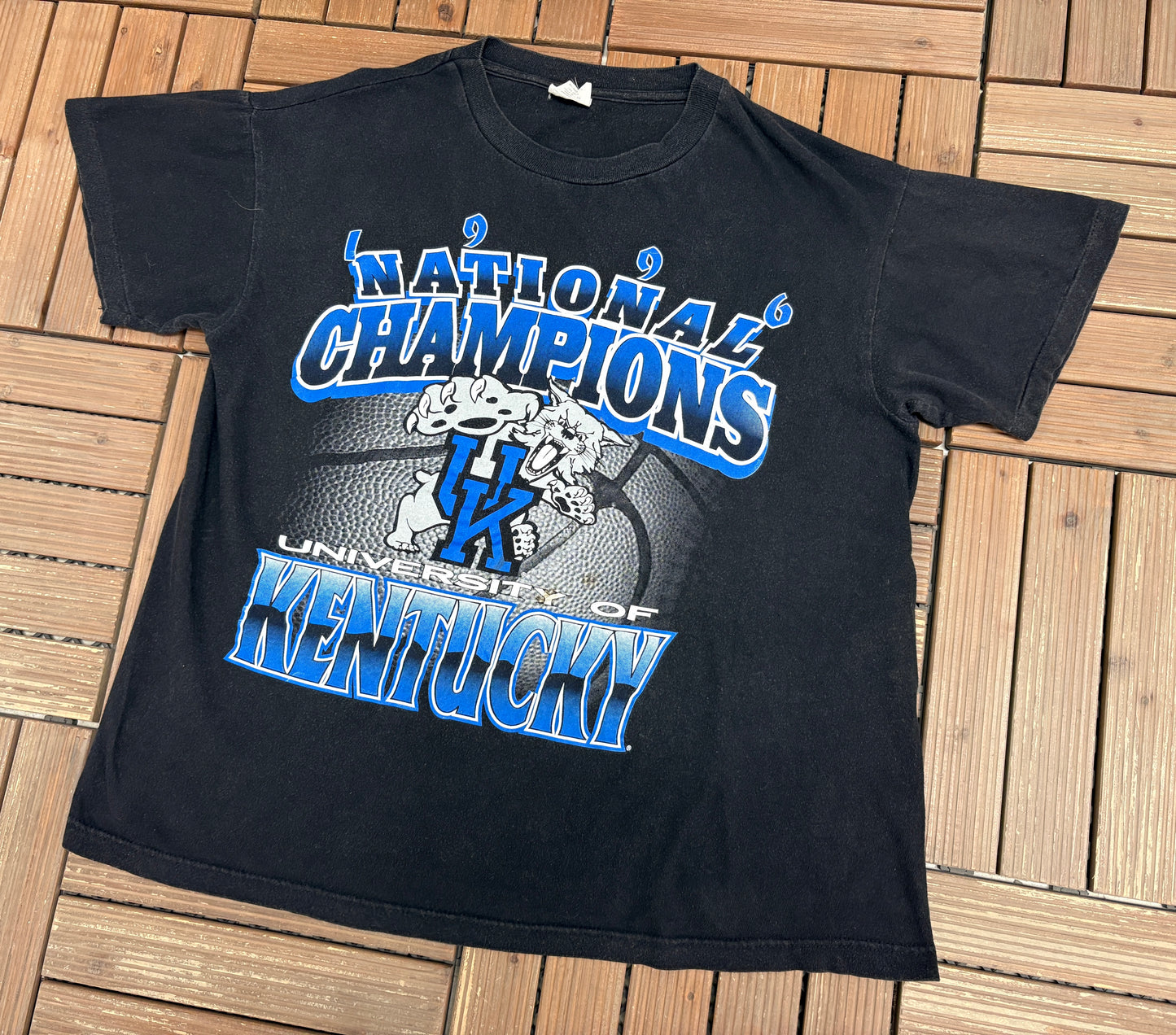 Kentucky Wildcats 1996 National Champions Graphic Tee | Size Large | Vintage 1990s College Basketball Black T-Shirt |