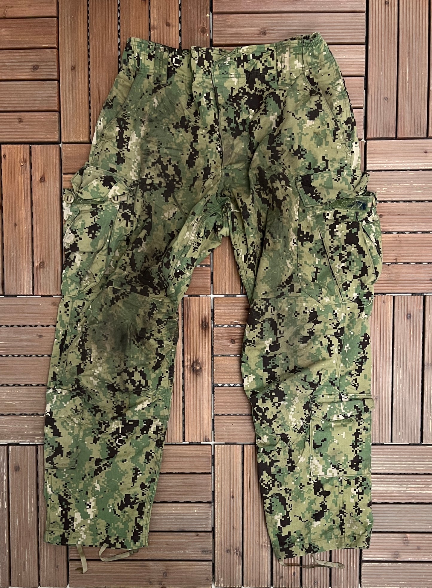 Camouflage Army Cargo Pants | Size Medium-Short | Vintage 1990s Camouflage Green Cargo Pants |