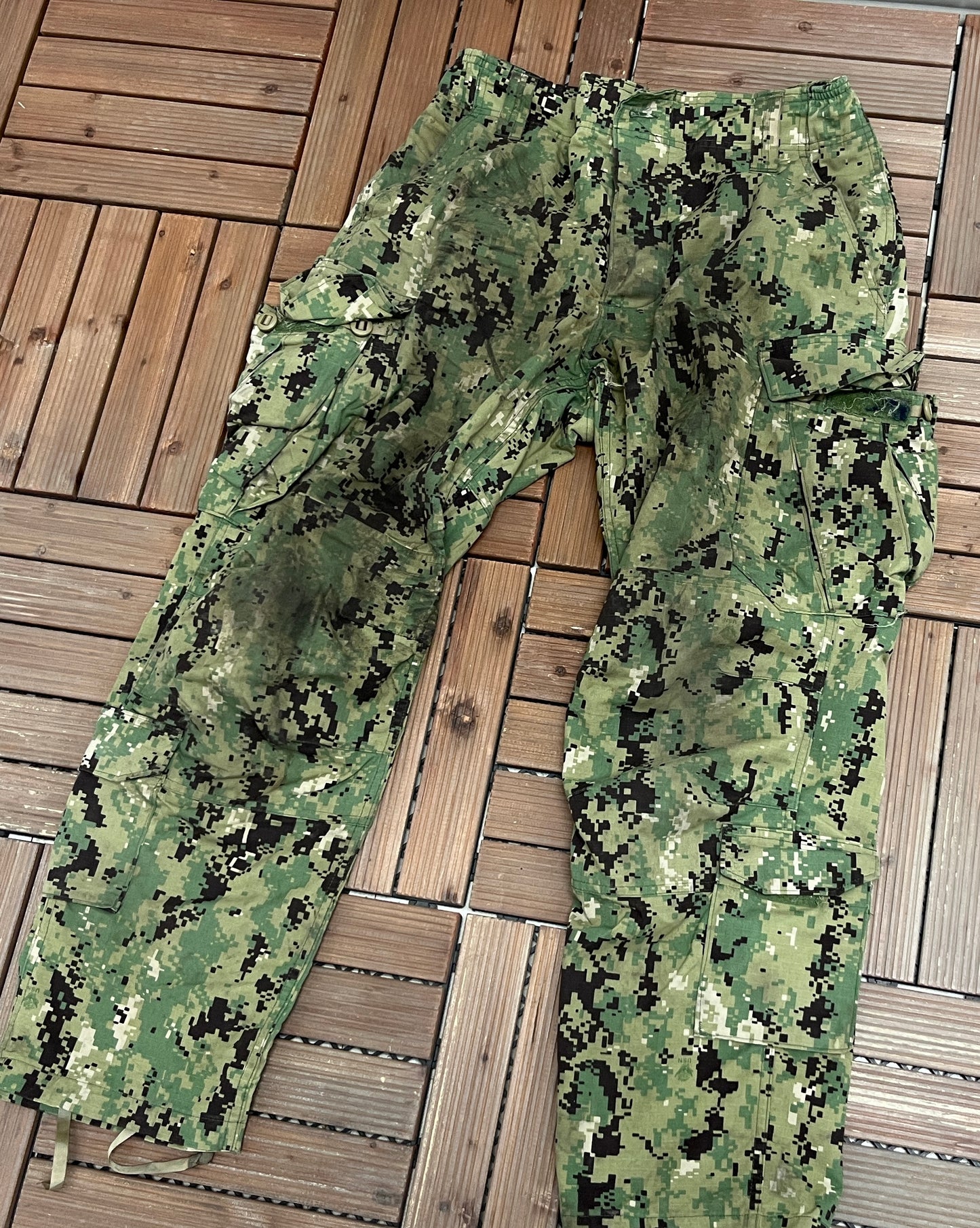 Camouflage Army Cargo Pants | Size Medium-Short | Vintage 1990s Camouflage Green Cargo Pants |