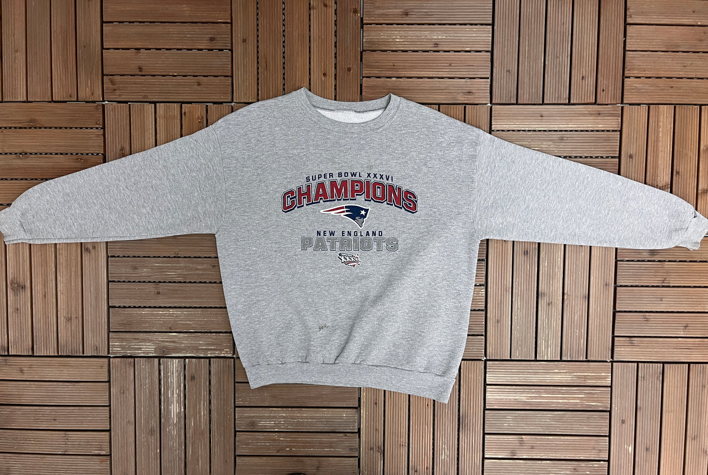 New England Patriots Super Bowl XXXVI Champions Graphic Crewneck | Size X-Large | Vintage 2000s NFL Football Grey Sweater |