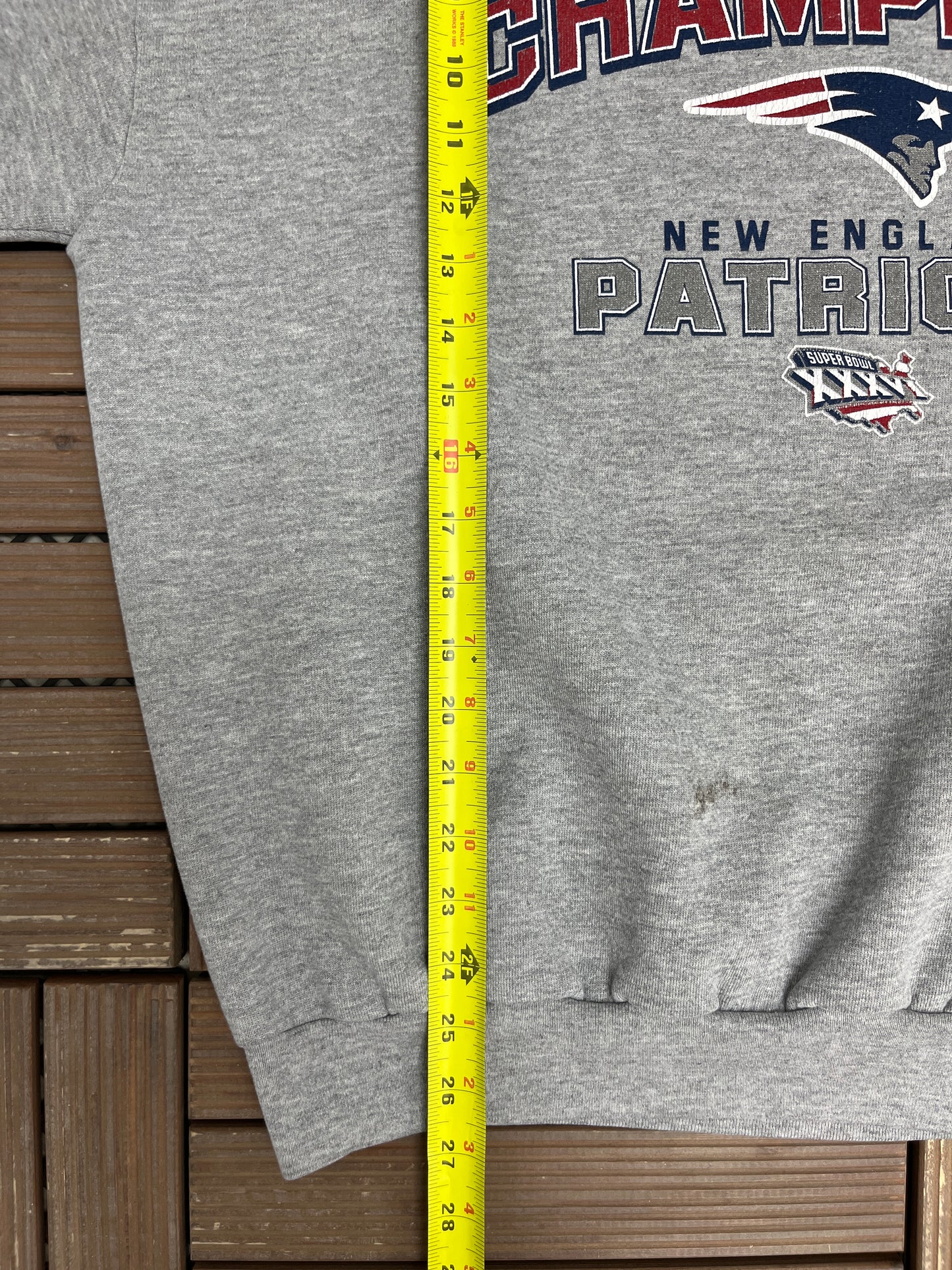 New England Patriots Super Bowl XXXVI Champions Graphic Crewneck | Size X-Large | Vintage 2000s NFL Football Grey Sweater |