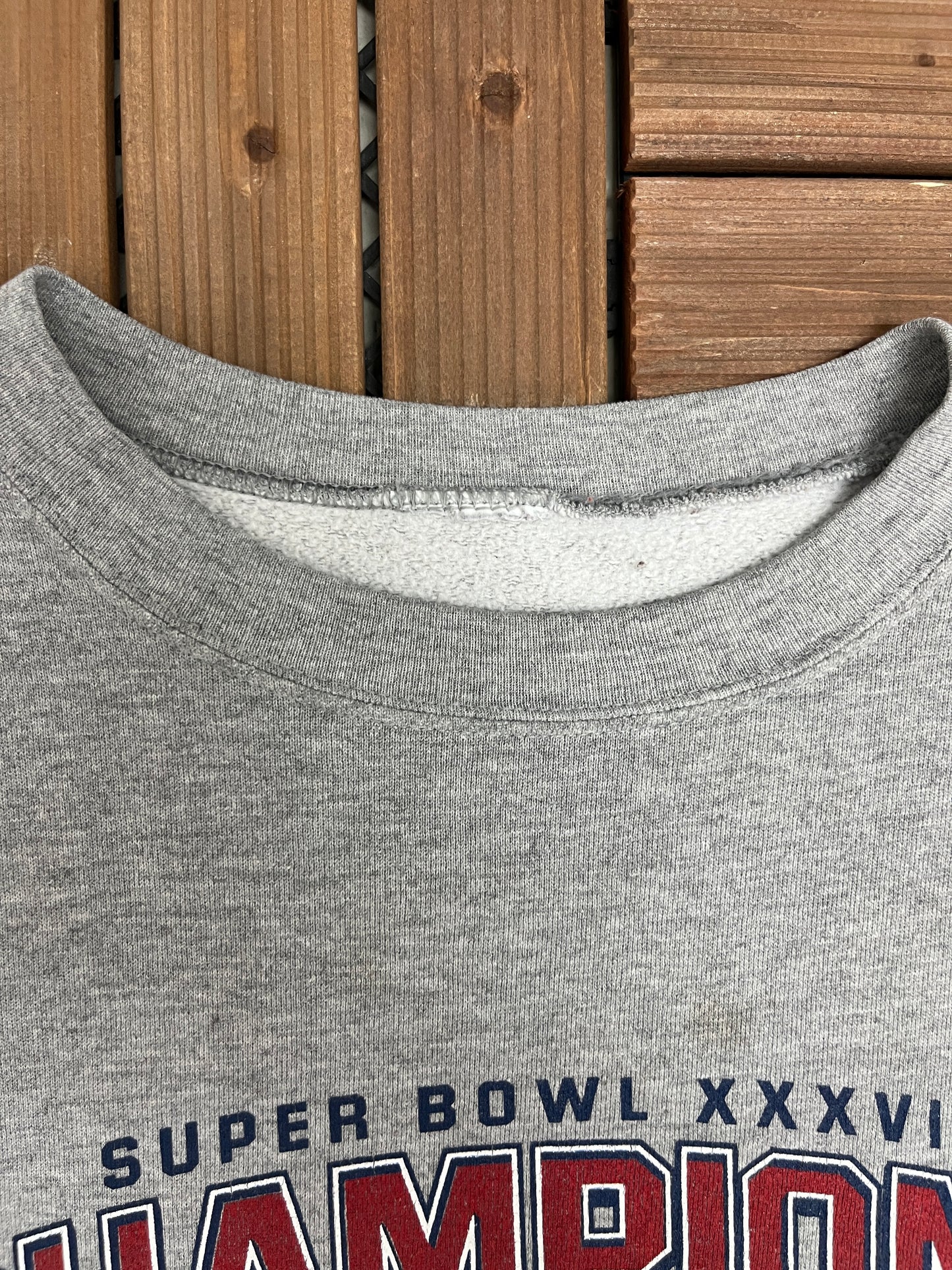 New England Patriots Super Bowl XXXVI Champions Graphic Crewneck | Size X-Large | Vintage 2000s NFL Football Grey Sweater |