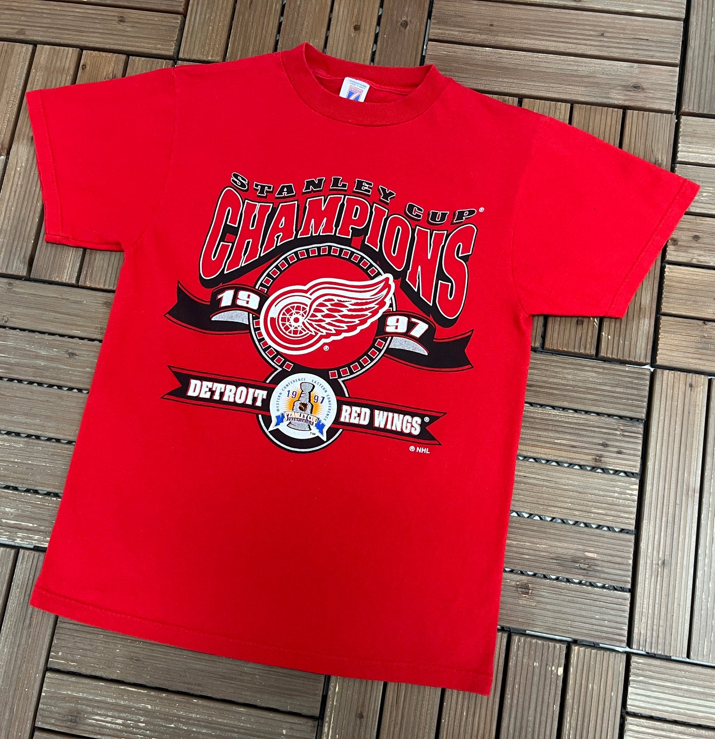 Detroit Red Wings Stanley Cup Champions 1997 Graphic Tee | Size Medium | Vintage 1990s NHL Hockey Red T-Shirt |