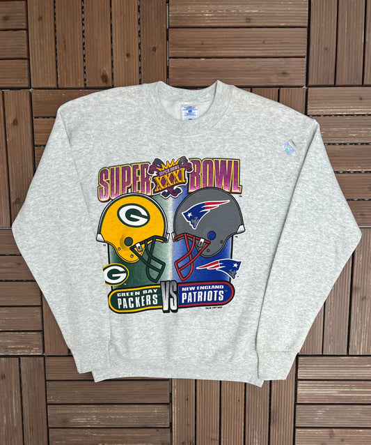 Green Bay Packers vs. New England Patriots Super Bowl Graphic Crewneck | Size Medium | Vintage 1990s NFL Football Grey Sweater |