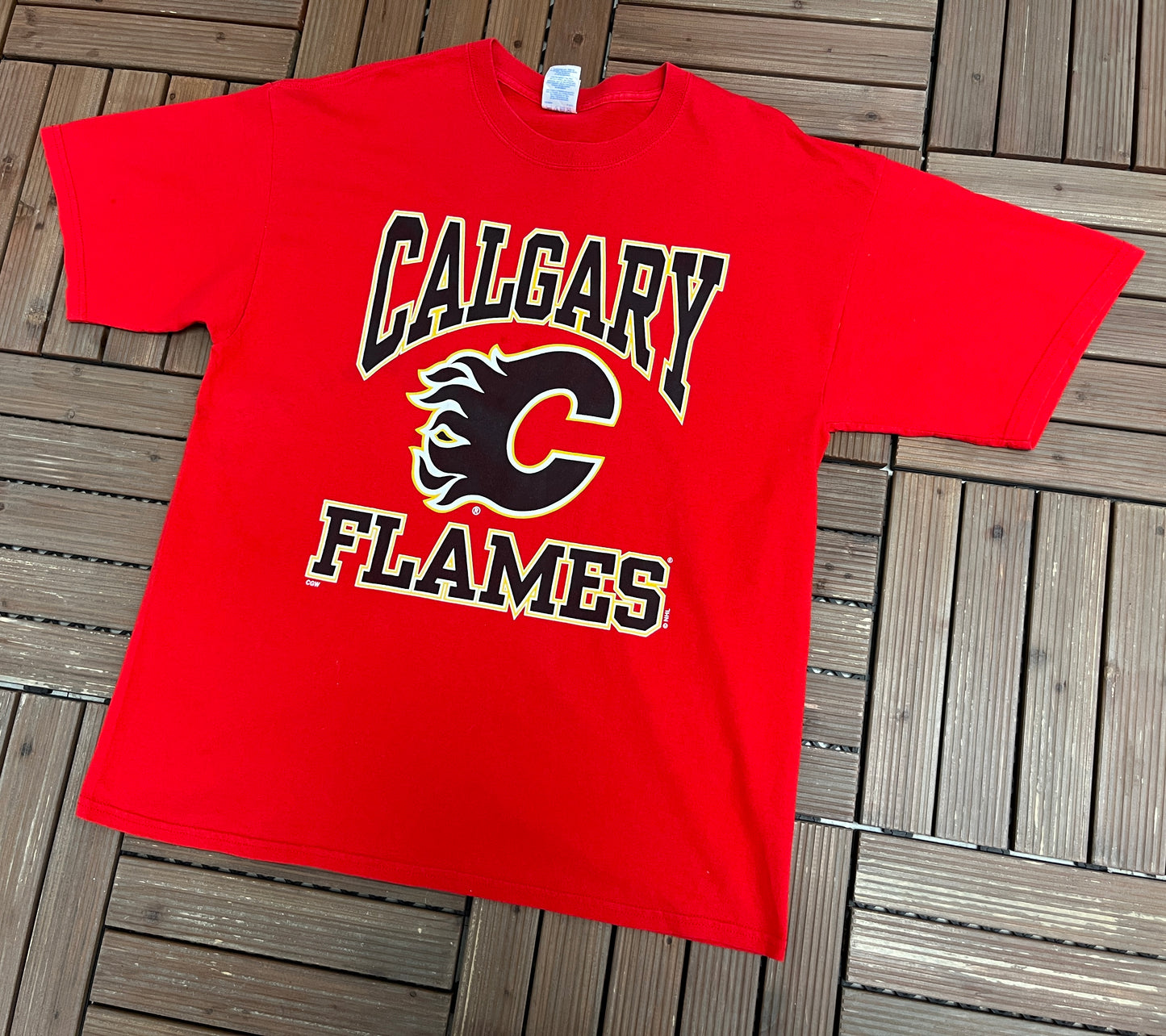 Calgary Flames Graphic Tee | Size X-Large | Vintage 2000s NHL Hockey Red T-Shirt |