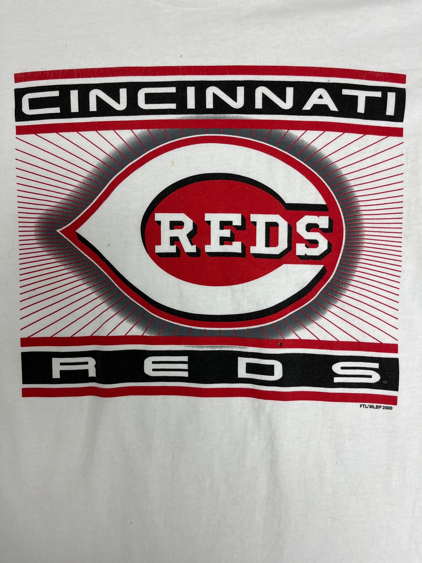 Cincinnati Reds Baseball Graphic Tee | Size Large | Vintage 2000s MLB Baseball White T-Shirt |