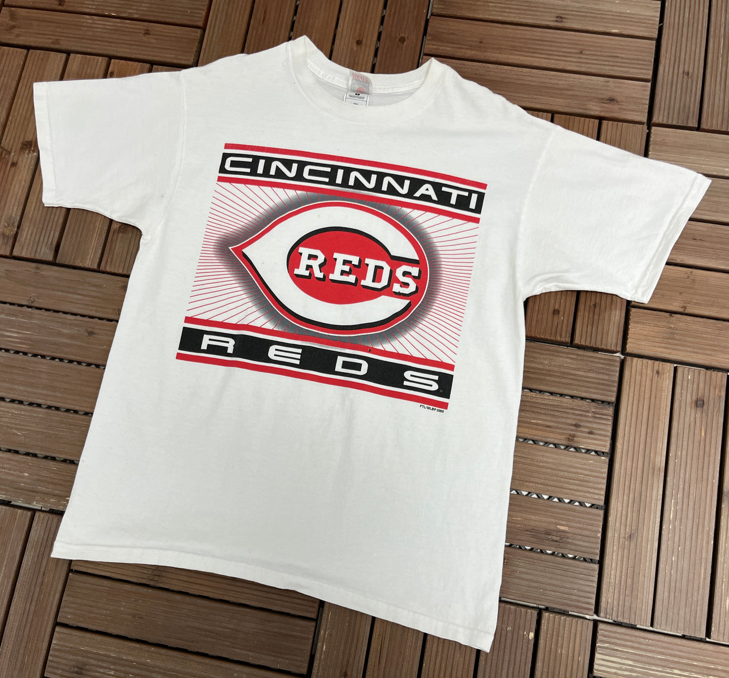 Cincinnati Reds Baseball Graphic Tee | Size Large | Vintage 2000s MLB Baseball White T-Shirt |