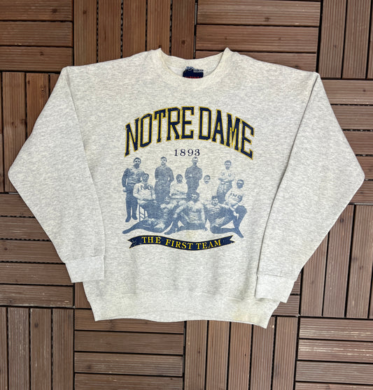 Notre Dame Fighting Irish The First Team Graphic Crewneck | Size X-Large | Vintage 1990s College Sports Grey Sweater |