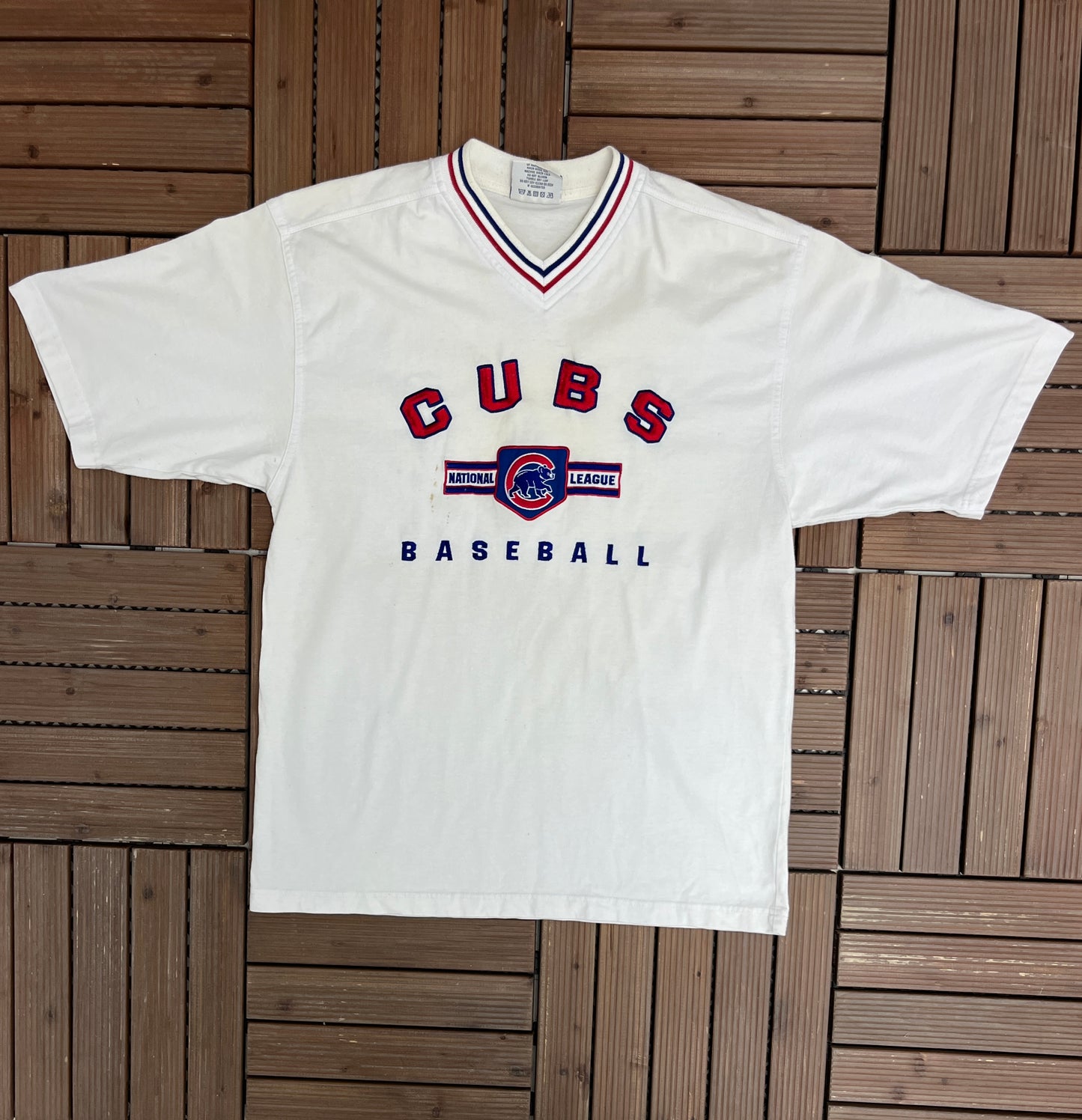 Chicago Cubs Embroidered Graphic Tee | Size Medium | Vintage 2000s MLB Baseball White T-Shirt |