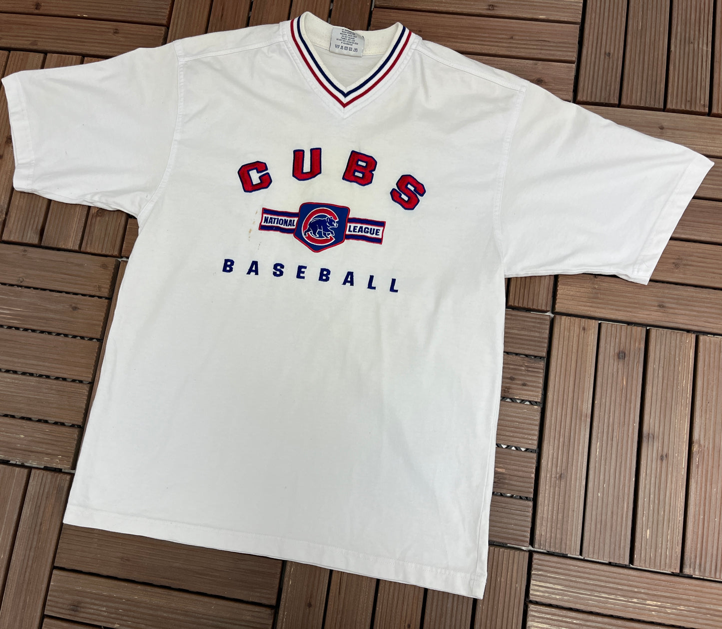 Chicago Cubs Embroidered Graphic Tee | Size Medium | Vintage 2000s MLB Baseball White T-Shirt |