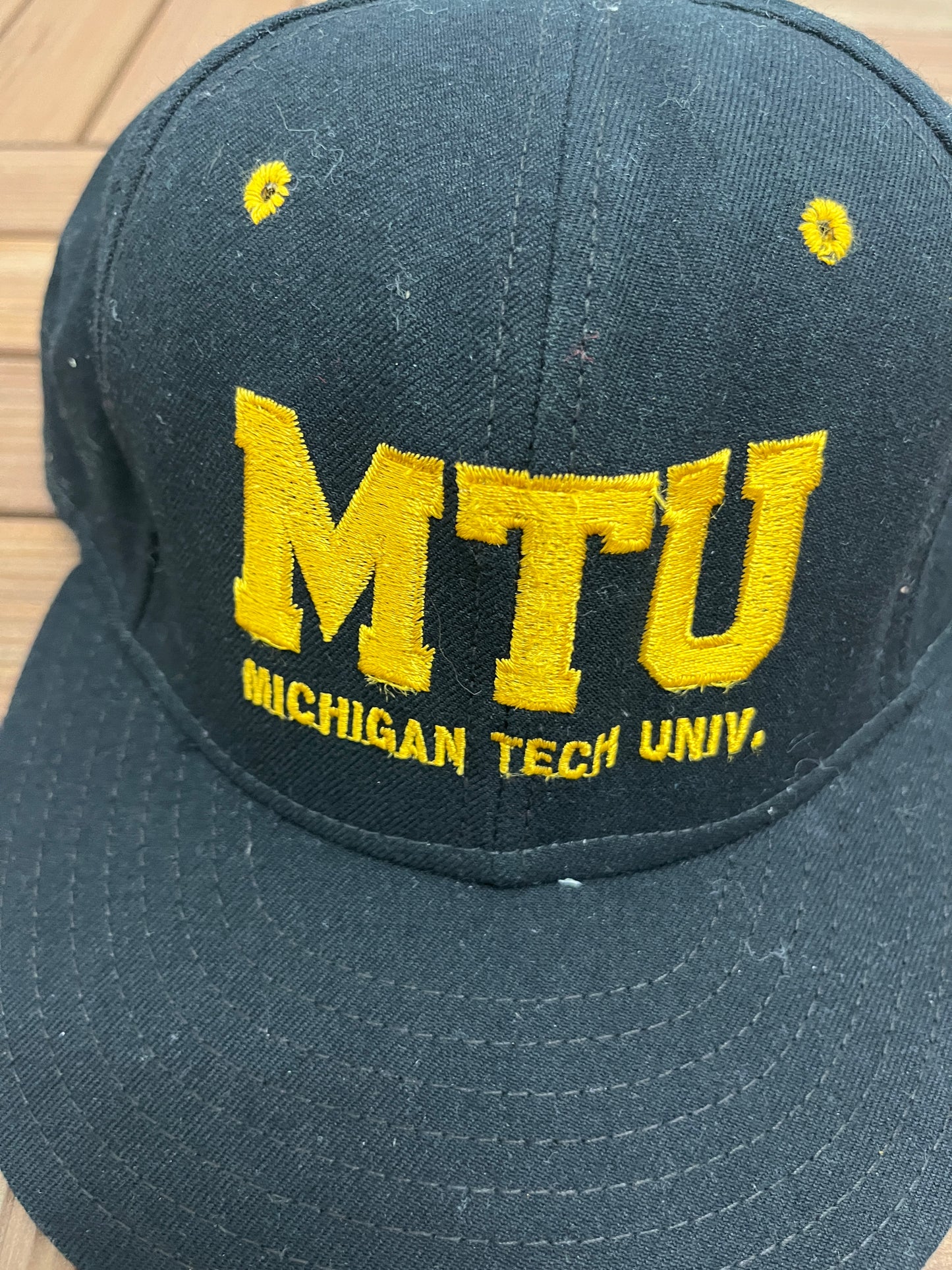 Michigan Tech Huskies Embroidered Graphic Hat | Snap Back Adjustable | Vintage 1990s College Sports Blue Cap | Free Shipping to USA |