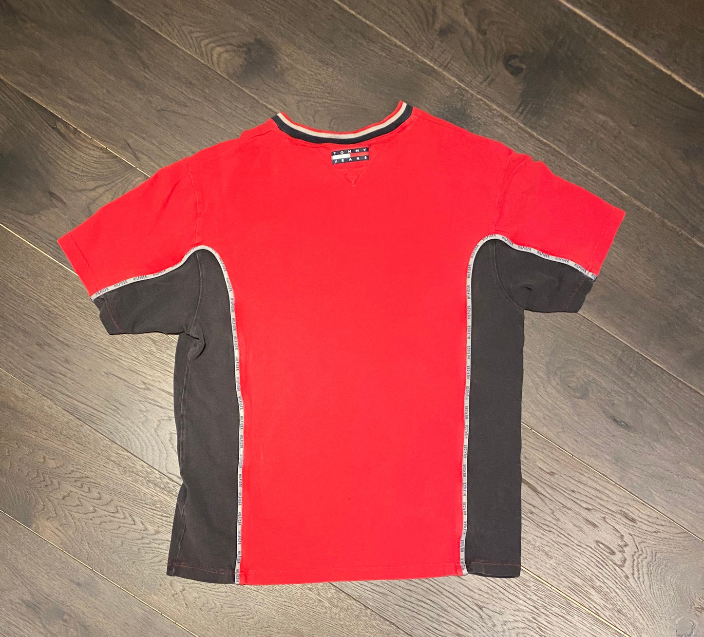 Tommy Hilfiger Colour Blocked Tee | Size Large | Vintage 1990s Style Retro Tommy T-Shirt | Embroidered Logo | Free Shipping to USA |