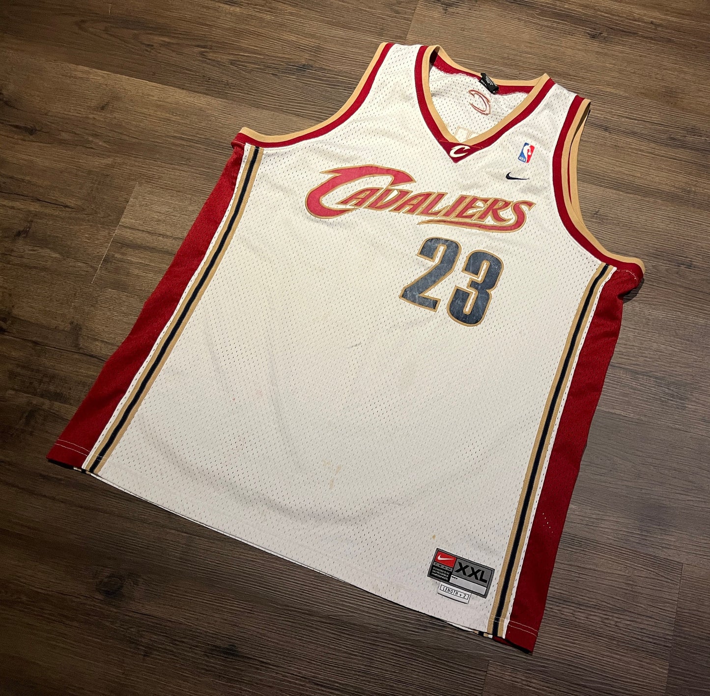 Cleveland Cavaliers LeBron James NBA Basketball Jersey | Size XX-Large | Vintage 2000s Nike White Jersey | Free Shipping to USA |